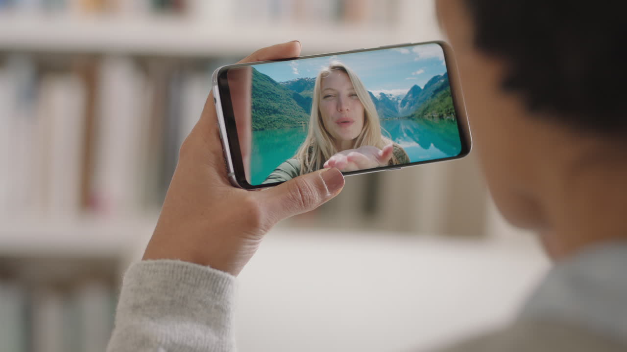 mujer joven chateando en video usando un teléfono inteligente amiga feliz de vacaciones en noruega compartiendo experiencia de viaje divirtiéndose en la aventura de vacaciones comunicándose con el teléfono móvil imágenes 4k