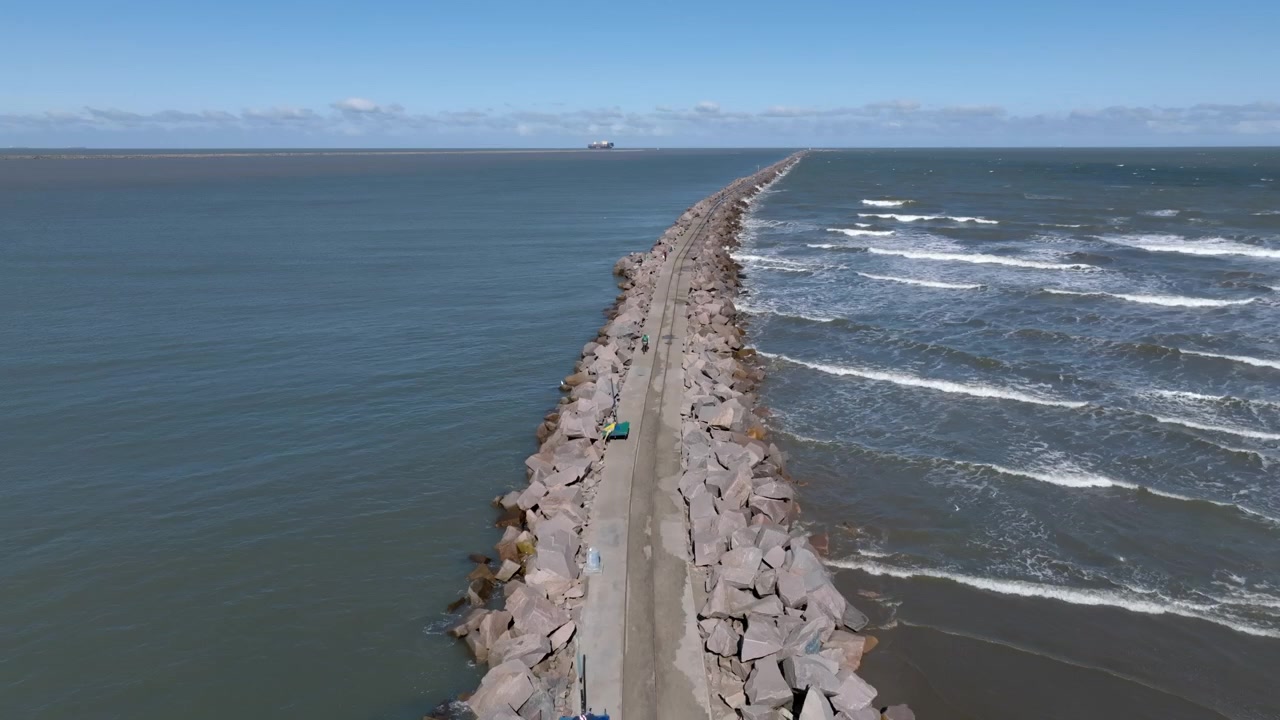 Avance hacia el rompeolas costero en Molhes da Barra en Rio Grande, Brasil.