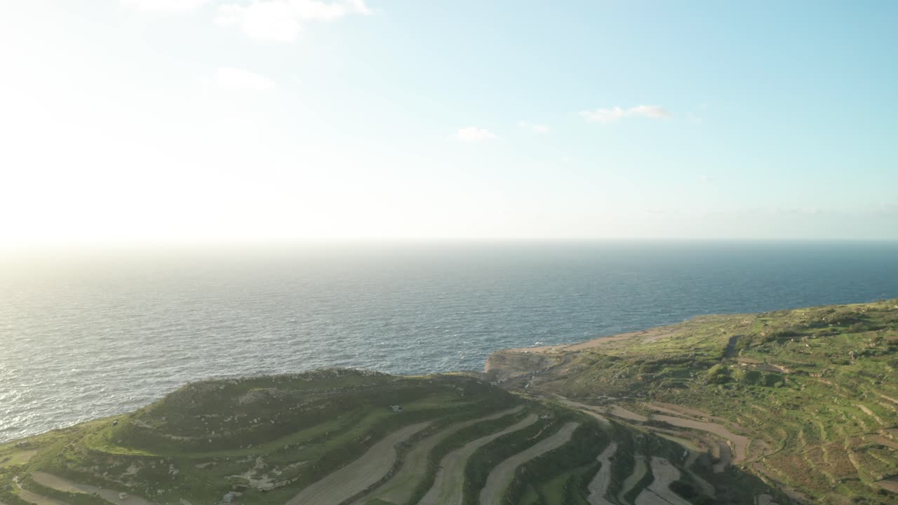 항공: 몰타의 지중해 세척 해안선의 파노라마 샷