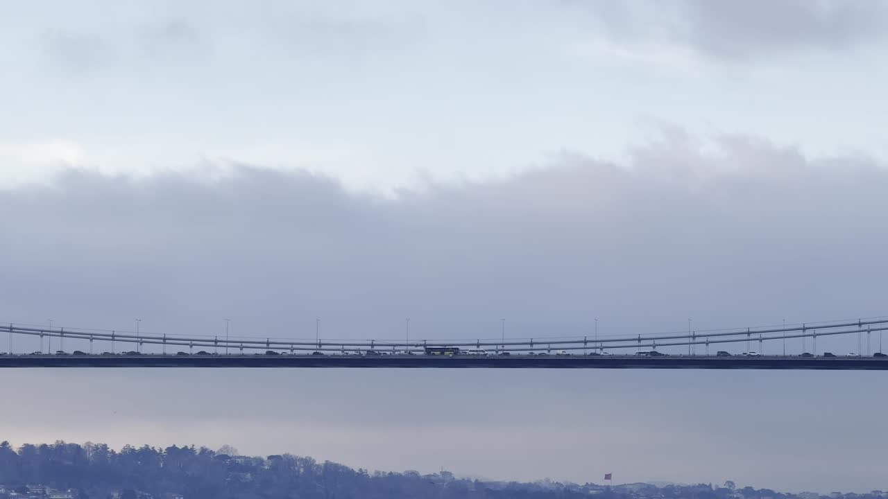 Images of vehicles crossing from the European continent to the Asian continent on the Bosphorus Bridge in Istanbul