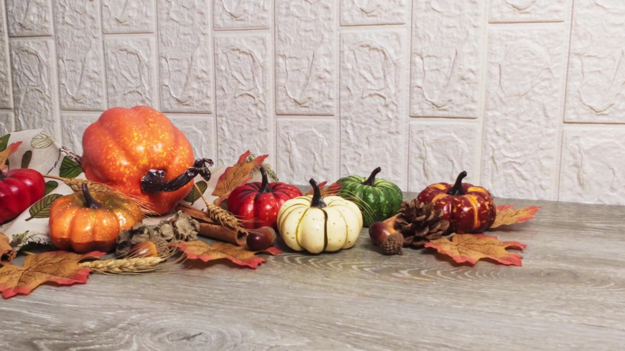 Decorazione autunnale del Ringraziamento con zucche colorate