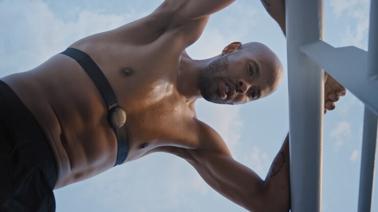 Fitness, allenamento e respirazione di uomo di colore stanco