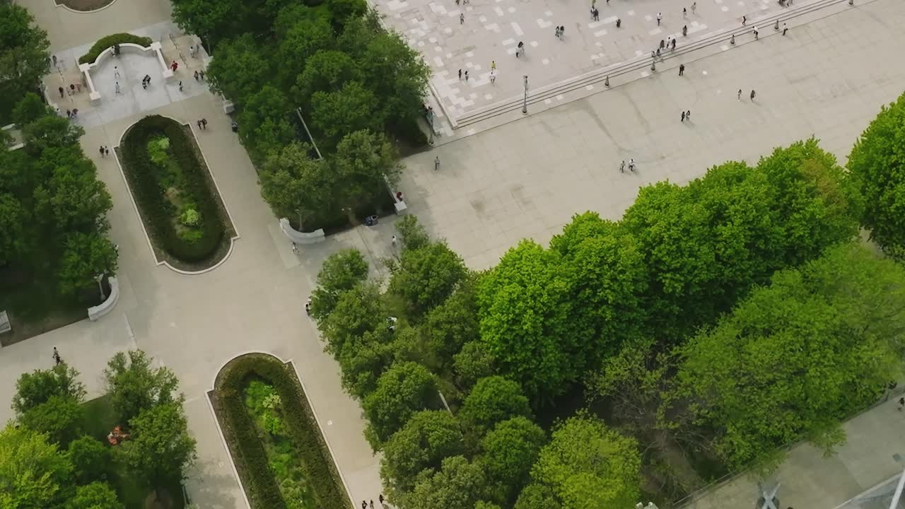 Chicago aerial view showcases parks and pathways in busy city area