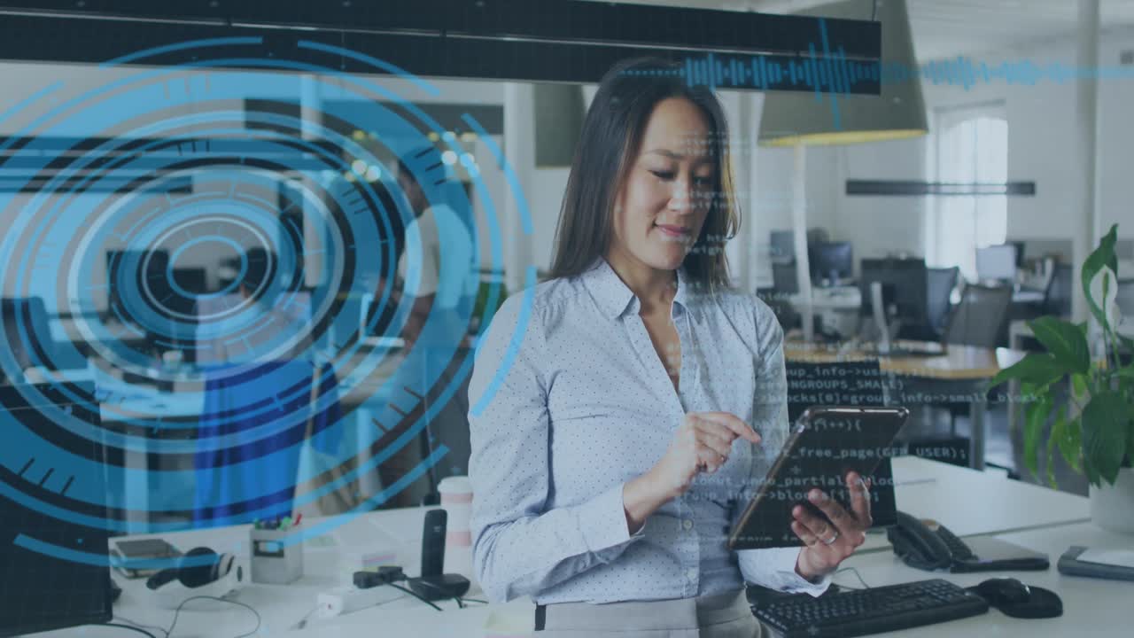 animación de procesamiento de datos con escaneo de alcance sobre mujer de negocios biracial