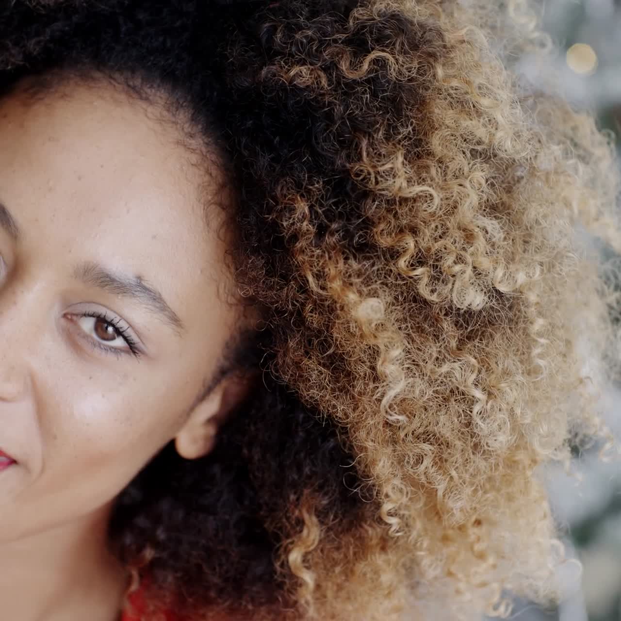 sensual joven lamiendo un bastón de caramelo rayado