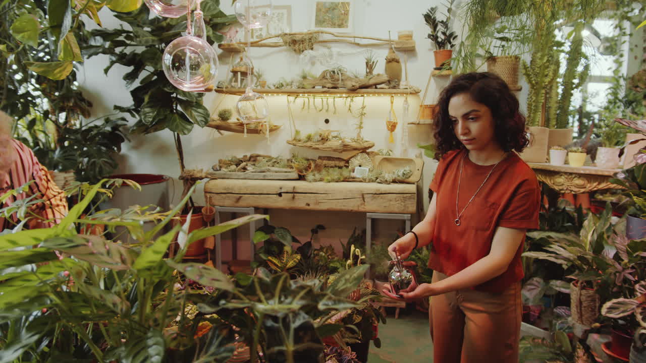 chicas que cuidan las plantas en la tienda de flores