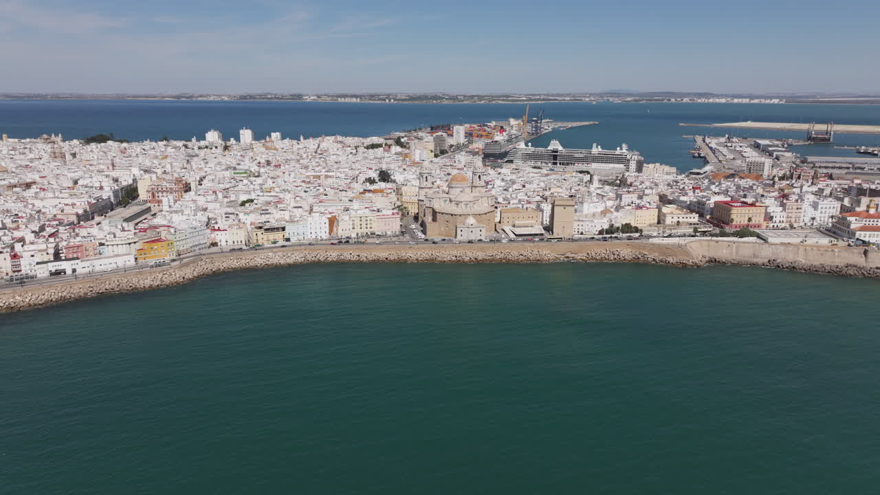 Panorama cinematografico aereo realizzato con drone del centro storico e della costa di Cadice che si affaccia sull'Oceano Atlantico, Andalusia, Spagna