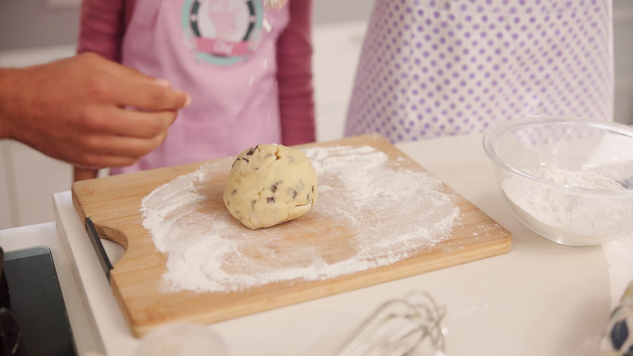 베이킹을 위해 반죽을 준비하는 것