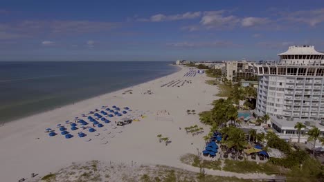 video de drones de 4k de cabañas de playa y sombrillas en el resort bellwether en el golfo de méxico en st