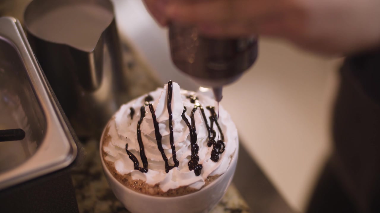Barista decora chocolate caliente