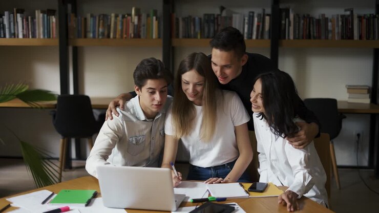 studenti universitari in gruppo studiano insieme preparano un progetto prendono appunti, sono felici diversi giovani team scrivono un riassunto di saggio