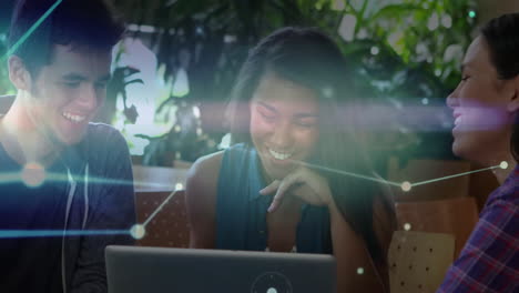 redes y conexiones de datos animación sobre amigos riendo alrededor de la computadora portátil