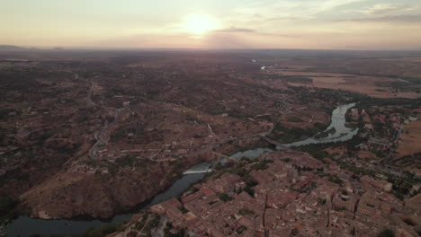 vista aérea de la antigua ciudad de toledo, españa, el alcázar, puente de alcántara