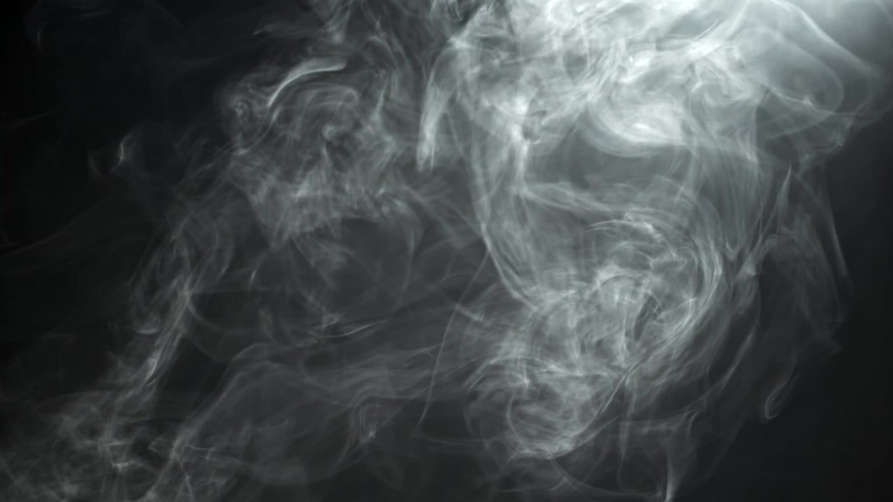 Fumo bianco denso in vortice su sfondo scuro