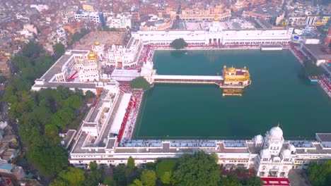 Der-Goldene-Tempel,-Auch-Bekannt-Als-Harimandir-Sahib,-Luftaufnahme-Von-DJI-Mini3Pro-Drone