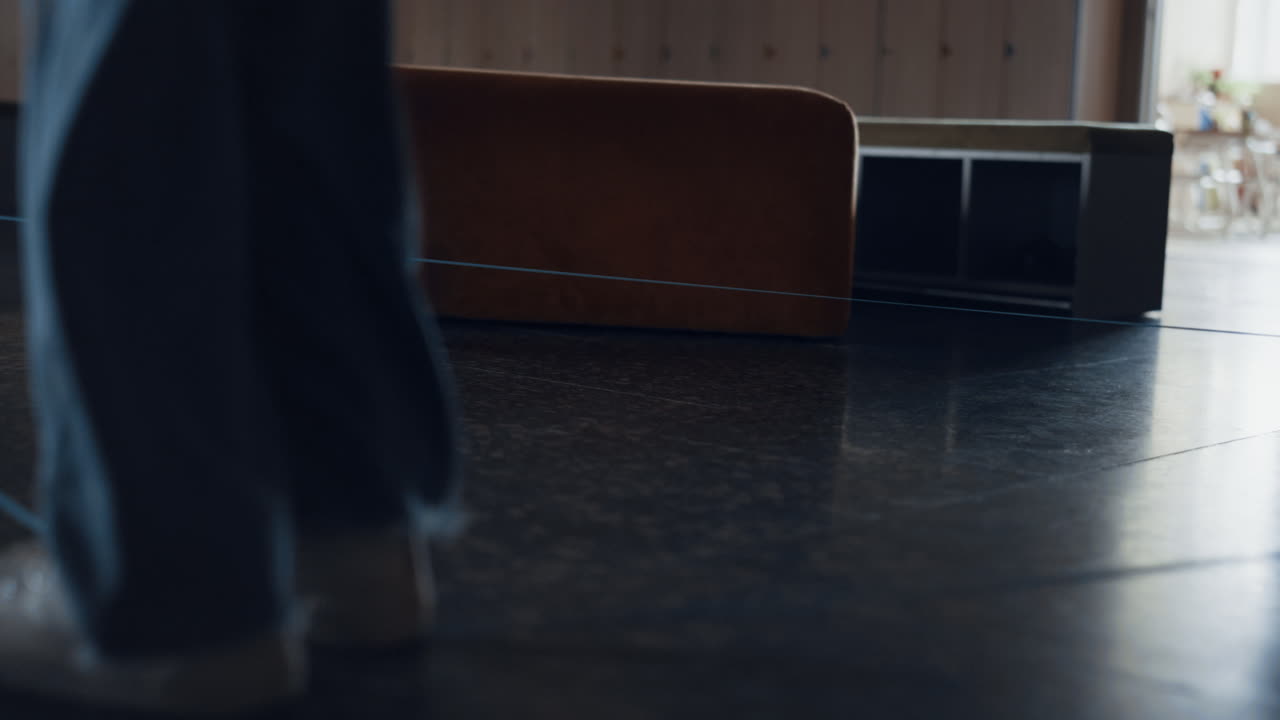 여학생들의 다리가 뛰어다니고, 엘라스틱을  ⁇ 고, 가까이서. 십대들이 재미있게 놀고.