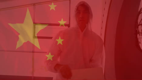 científico trabajando en una computadora portátil sobre la animación de la bandera china