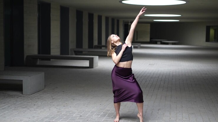 Engaging and expressive contemporary dance performances in urban space settings and environments