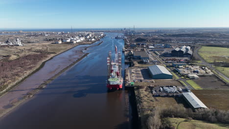tees de río levantan embarcaciones en el atraque apoyo eólico marino, leviatán y seajacks hidra - marzo de 2023 - imágenes aéreas de drones prores empujan hacia adelante descendiendo por encima de la cabeza - clip 1