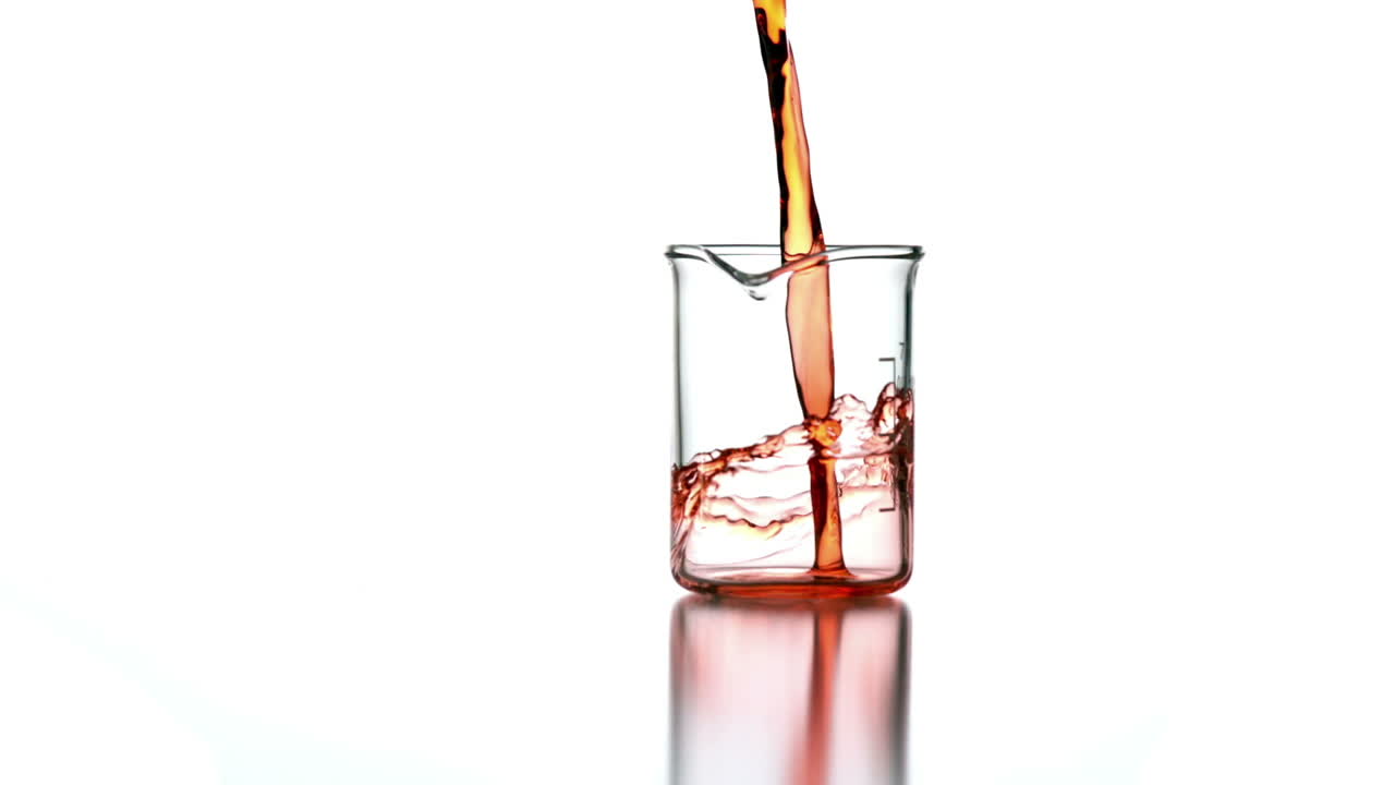 오렌지 액체가 컵에 부어