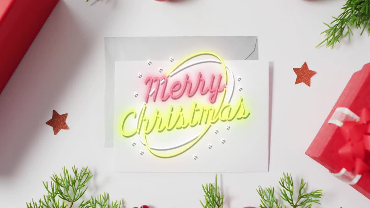 animación del texto de feliz navidad sobre decoraciones navideñas sobre fondo blanco
