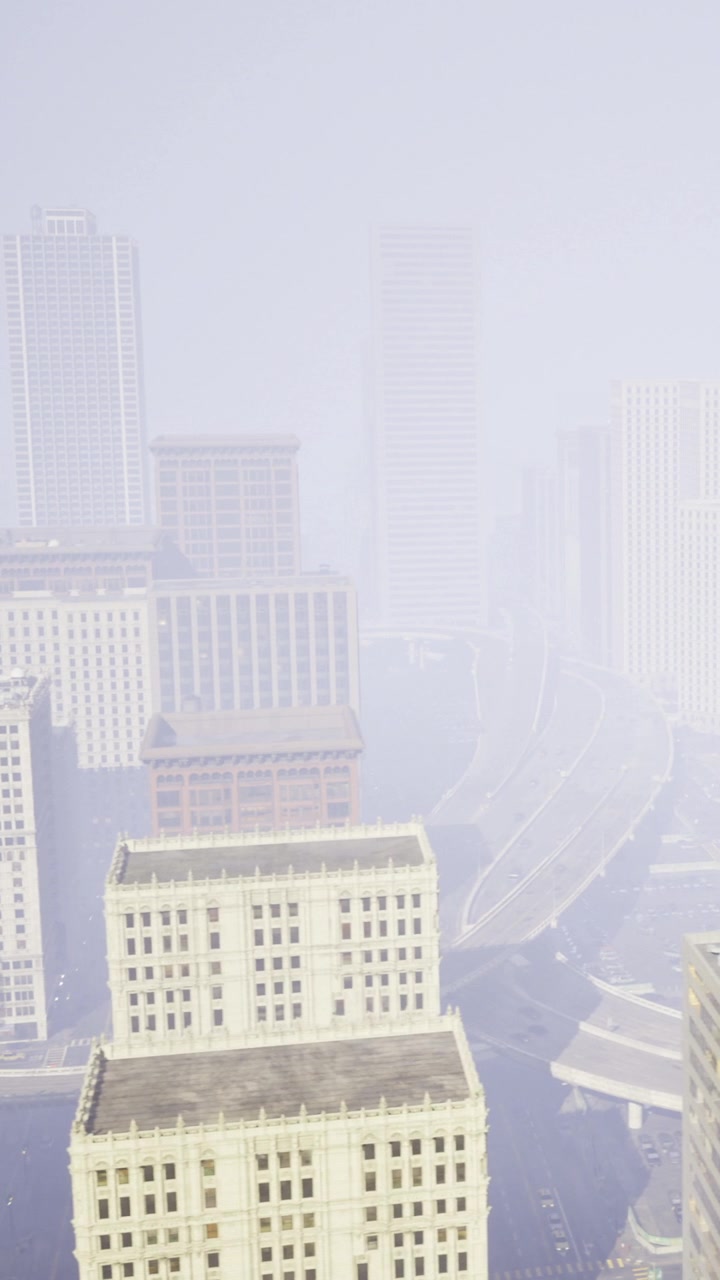 Edifici e skyline visti attraverso la nebbia in una città al mattino
