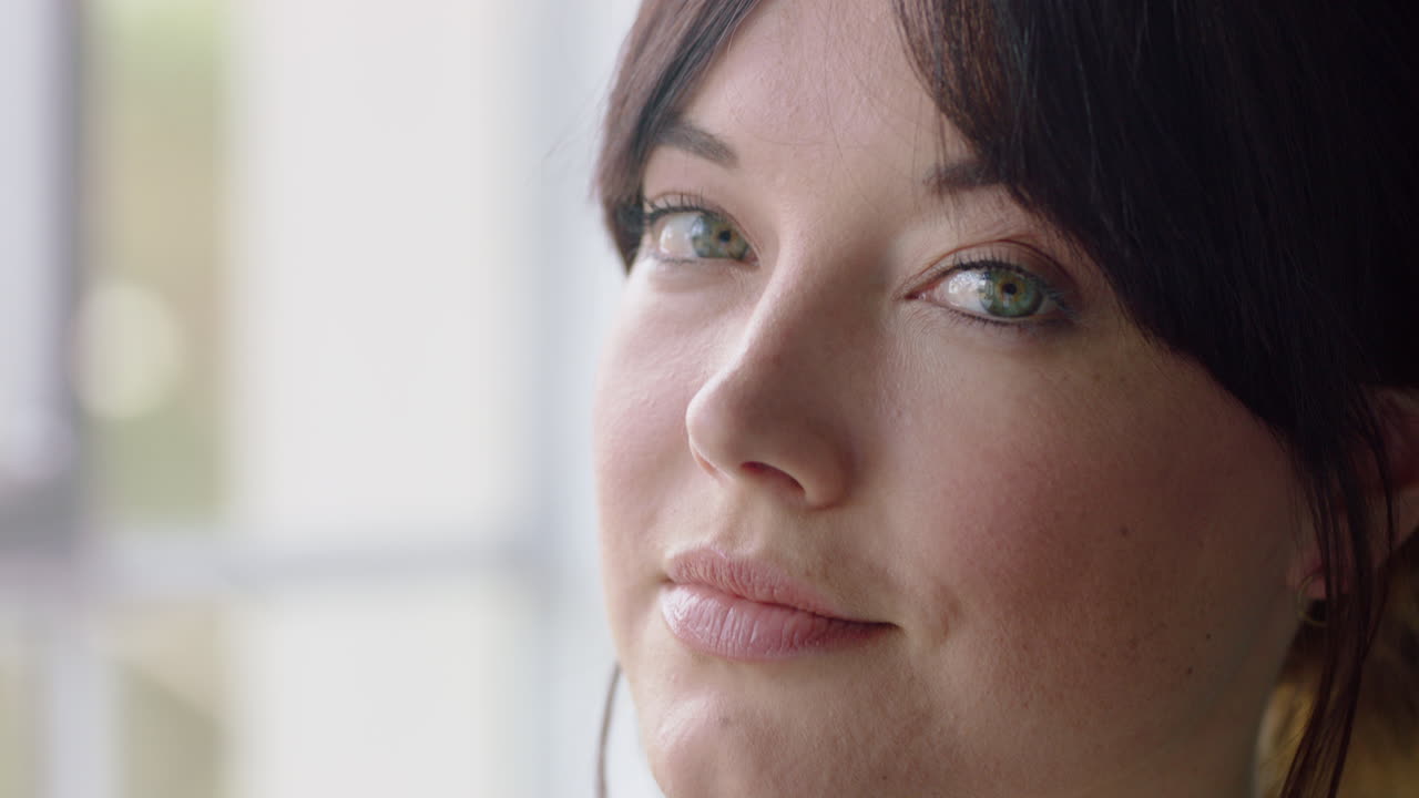 retrato hermosa joven mujer caucásica sonriendo feliz disfrutando de un estilo de vida exitoso satisfacción belleza femenina de cerca