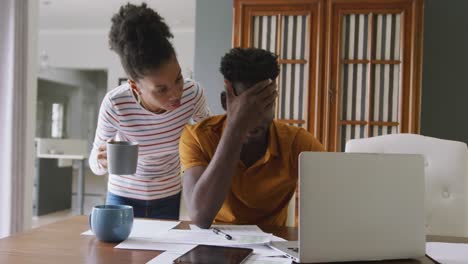 Video-Eines-Ernsthaften-Afroamerikanischen-Paares,-Das-Einen-Laptop-Benutzt-Und-Rechnungen-Bezahlt