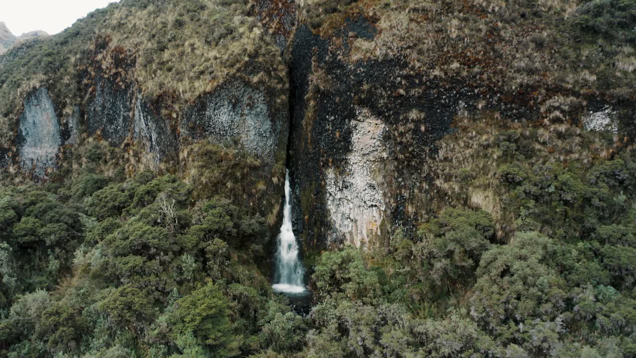 caminata por la reserva de coca de cayambe con cascada en las montañas andinas cerca de papallacta, ecuador