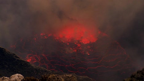 剛果民主共和國 (drc) 的尼拉貢戈火山 (nyaragongo volcano) 爆發