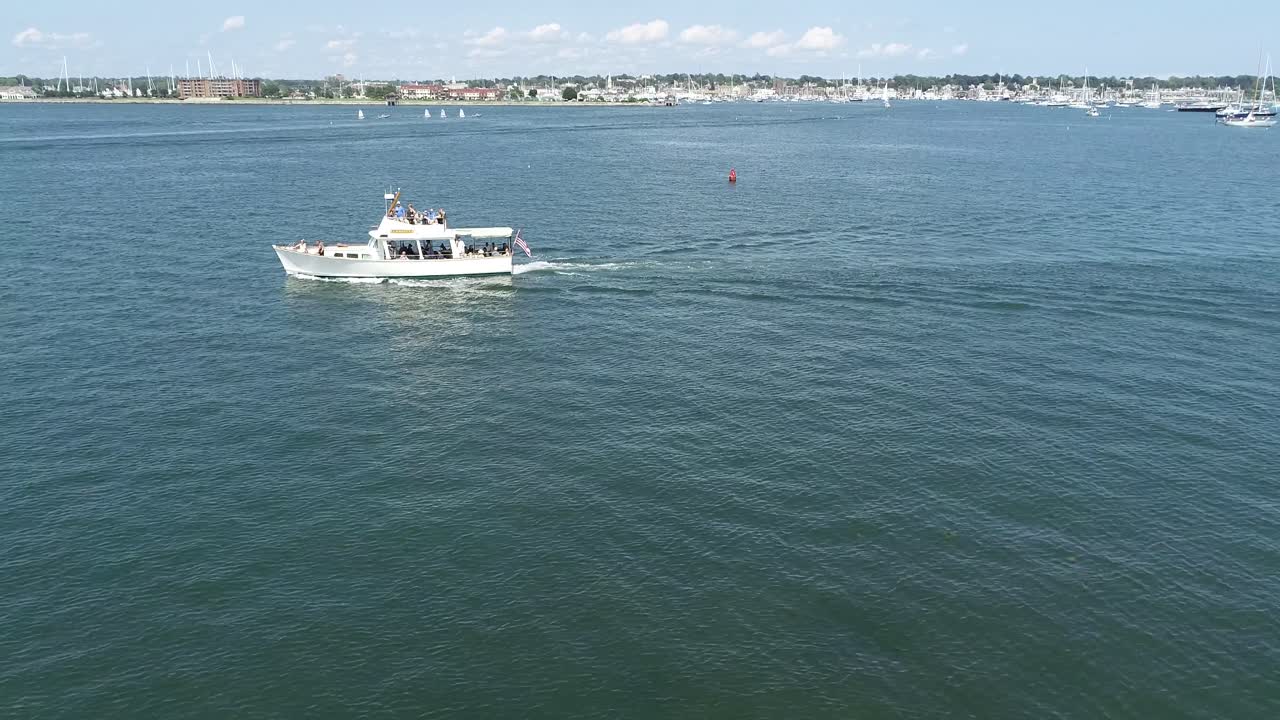 el icónico paisaje de newport rhode island es disfrutado por un barco lleno de turistas cerca de ft.