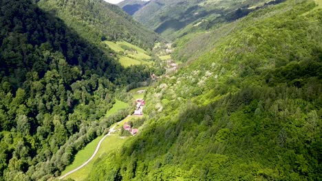vista asombrosa sobre un valle cerca del pueblo de maguri en verano