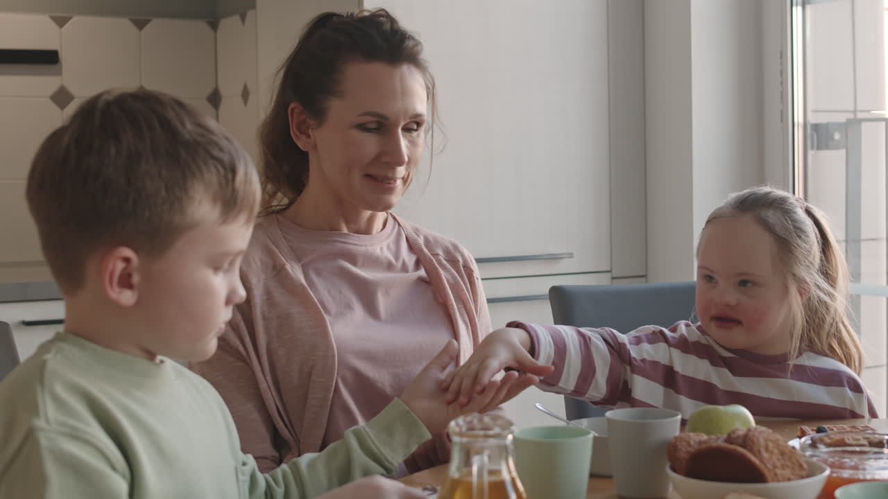 familia disfrutando de una comida juntos