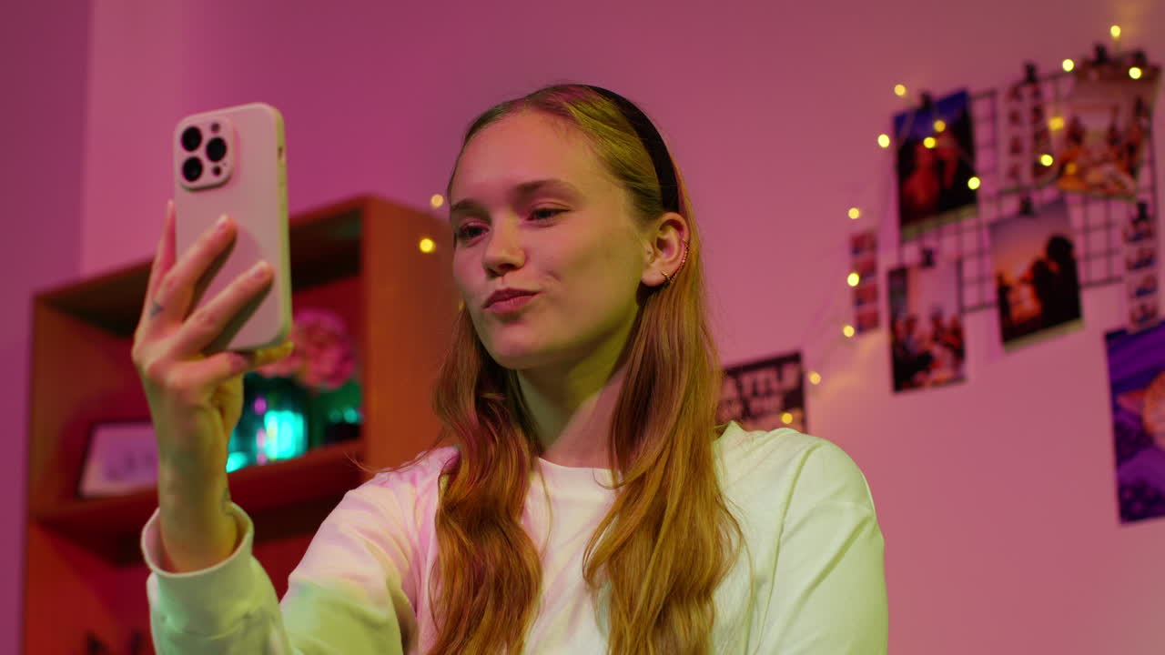 una mujer joven tomando una selfie con su teléfono