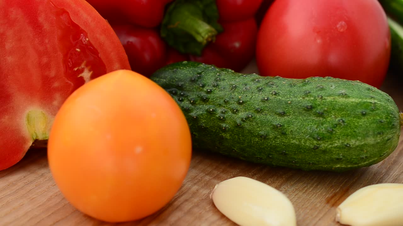 Gemüse auf einem Küchenbrett. Bewegte Aufnahme