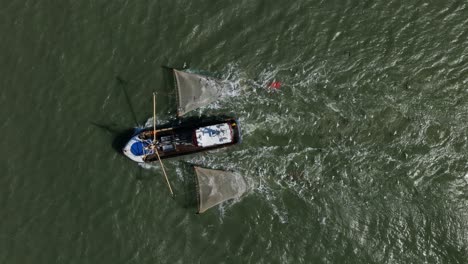 Antena-De-Arriba-Hacia-Abajo-Sobre-Un-Barco-De-Arrastre-Navegando-En-El-Mar-Del-Norte-Seguido-De-Gaviotas