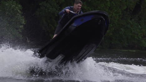 Stilvolle-Extremsport-Jetski-Tricks-Beim-Springen-Auf-Süßwasser-In-Kanada