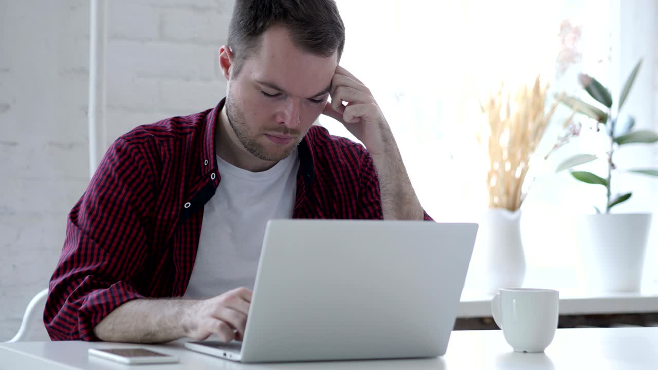 dolor de cabeza, molesto tenso joven joven que trabaja en la oficina
