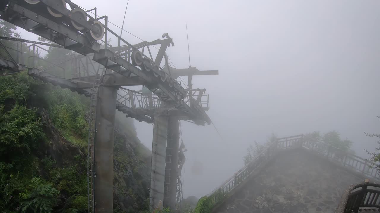 канатная дорога на вершину знаменитых священных гор тяньмэнь, покрытых ранним утром туманом и дымкой, чжанцзяцзе, китай