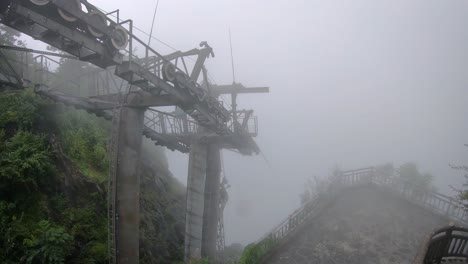 teleférico hasta la cima de las famosas montañas sagradas de tianmen cubiertas de niebla y neblina temprano en la mañana, zhangjiajie, china
