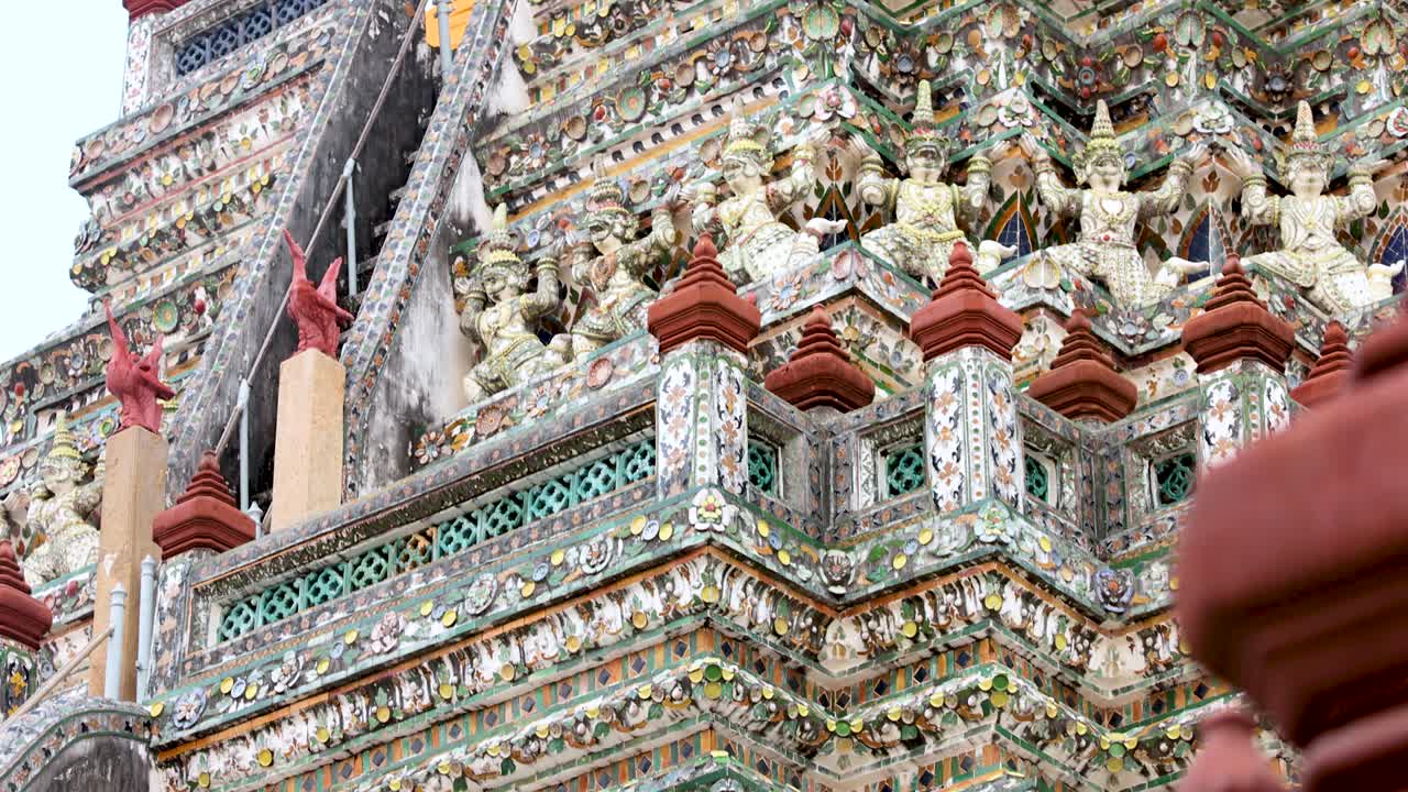 vistas de cerca de la arquitectura ornamentada de wat arun