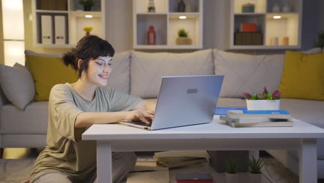 Mujer-Joven-Feliz-Usando-Una-Computadora-Portátil-Por-La-Noche.