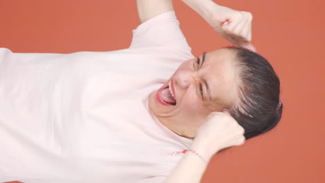 Vertikales-Video-Einer-Frau,-Die-Vor-Wut-Explodiert.