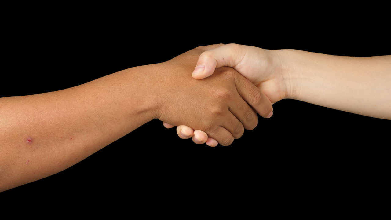 apretón de manos entre dos personas