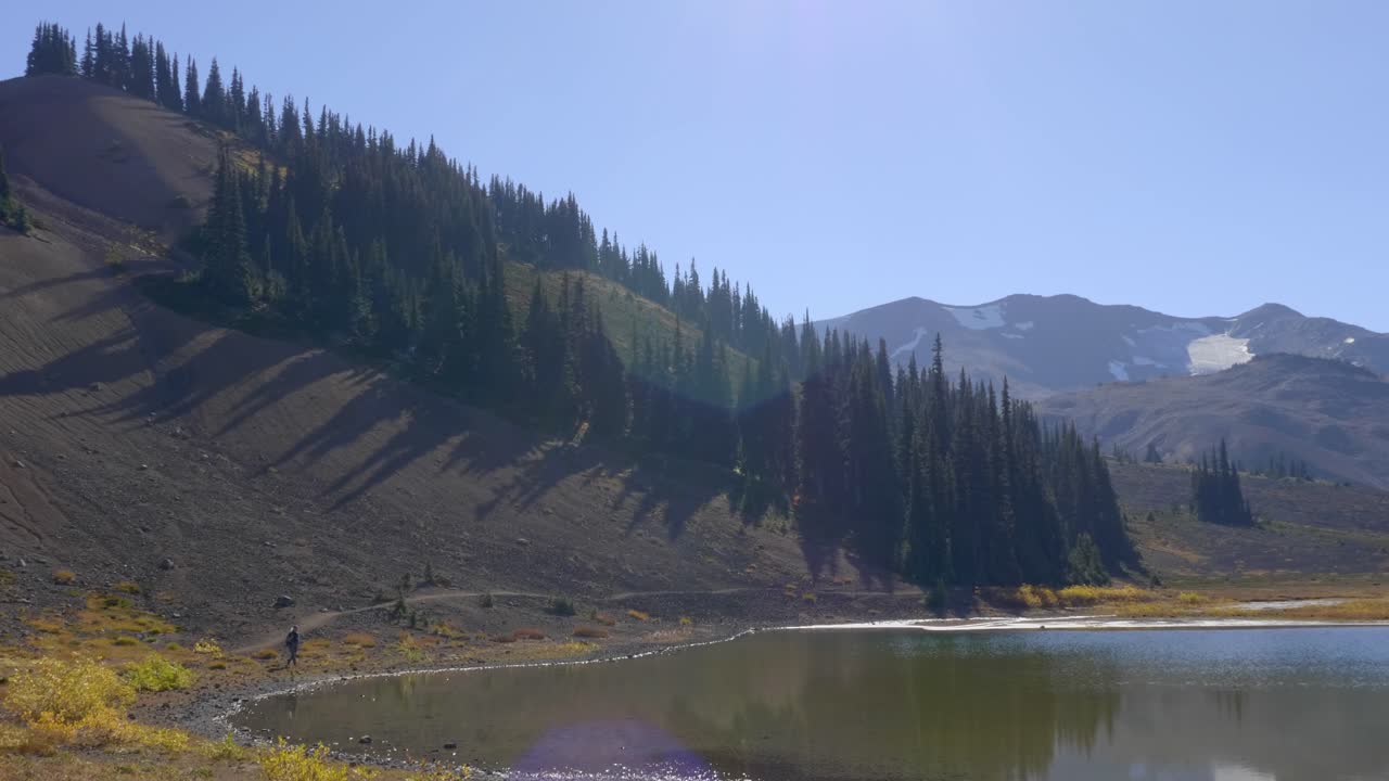 Persona che fa trekking lungo il lago al Panorama Ridge nel Parco Provinciale Garibaldi, Columbia Britannica, Canada