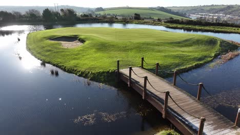 Vídeo-Aéreo-De-Un-Hoyo-Característico-En-Un-Campo-De-Golf-De-Cork-En-Cobh,-Irlanda.