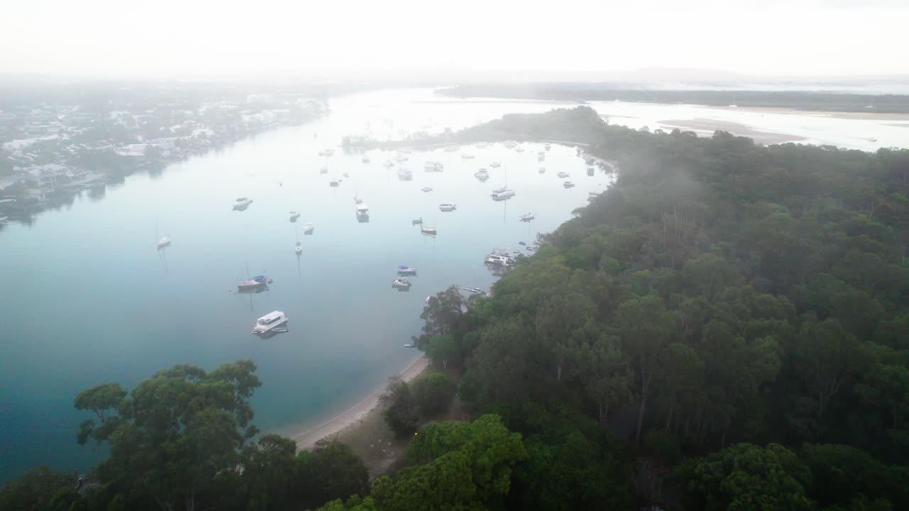 vista aérea de barcos en el agua en una mañana brumosa en noosa heads, qld, australia