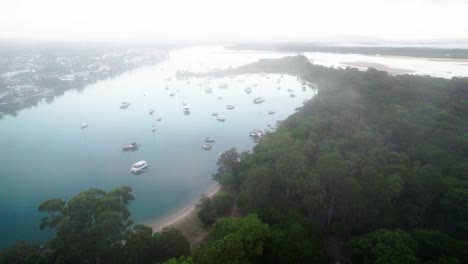 Vista-Aérea-De-Barcos-En-El-Agua-En-Una-Mañana-Brumosa-En-Noosa-Heads,-Queensland,-Australia