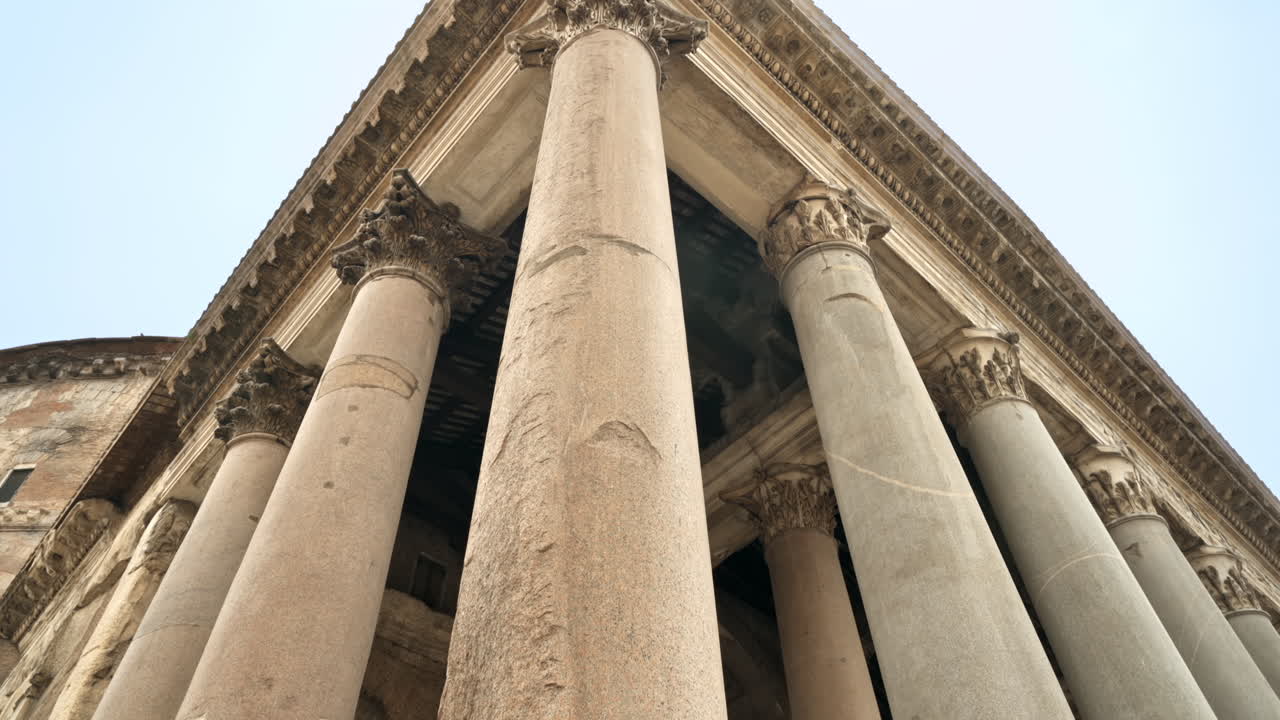 Primo piano delle colonne del Pantheon nel centro di Roma, Italia