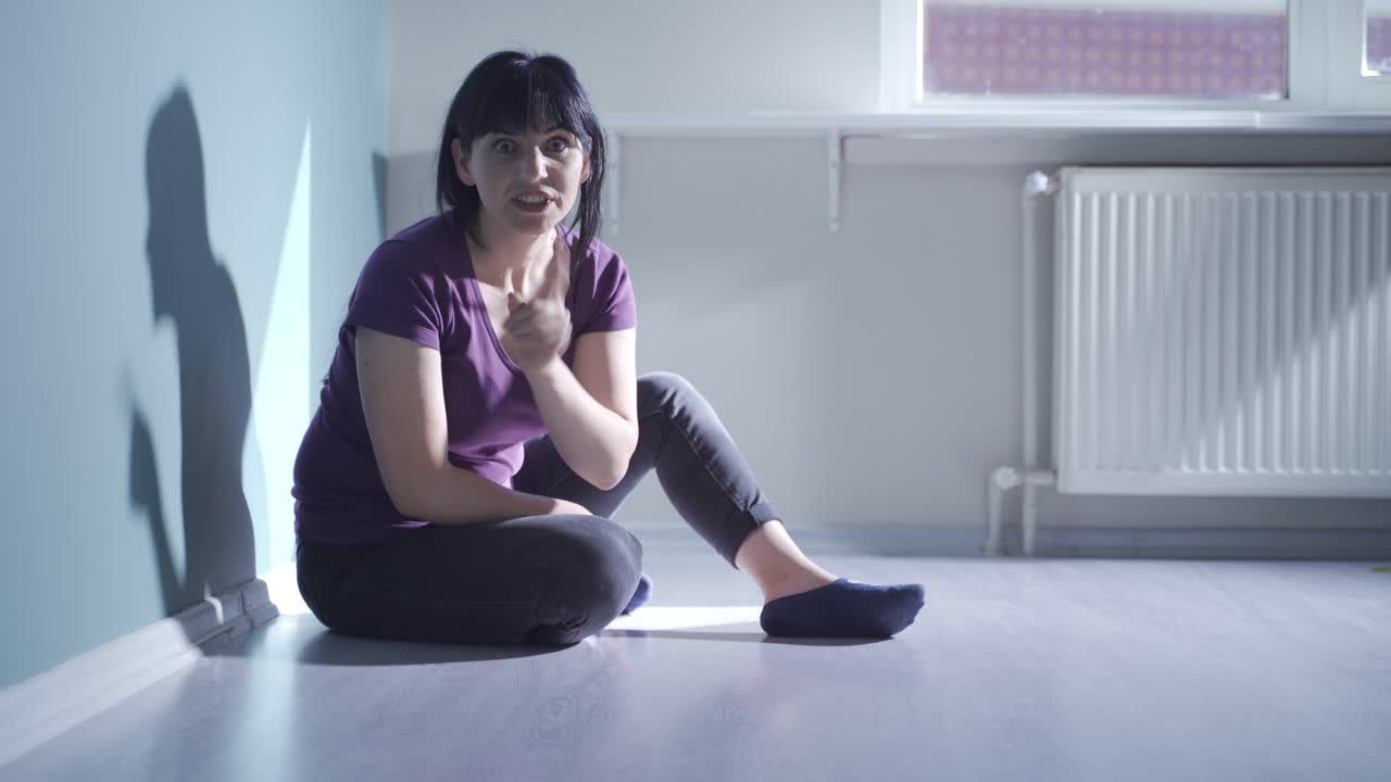 여자가 카메라를 위협적으로 쳐다보고 있습니다.